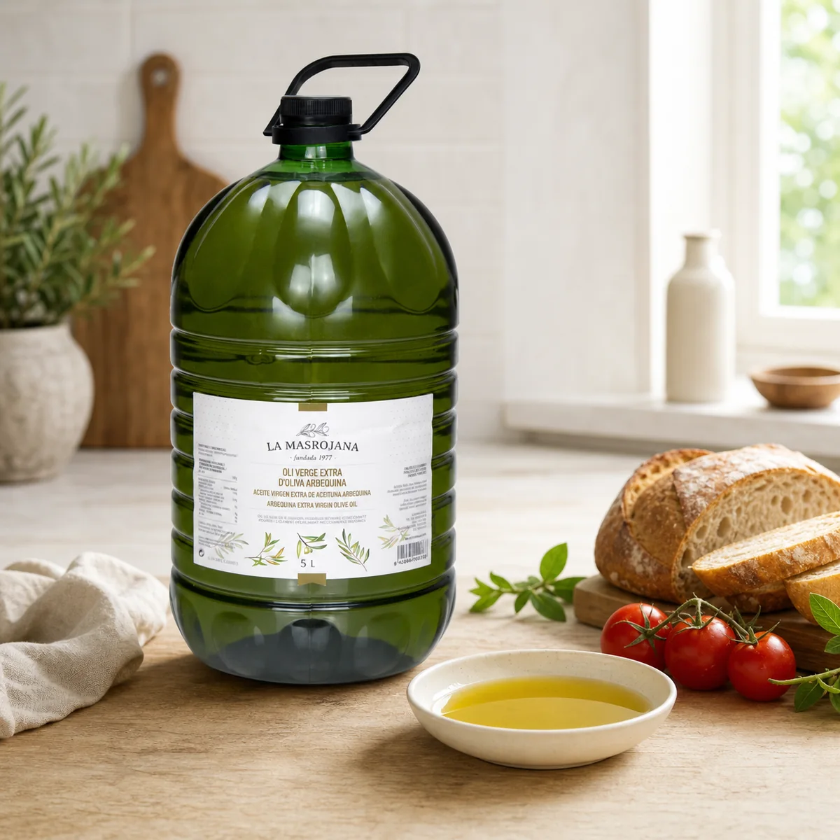 La Masrojana Arbequina ypač tyras alyvuogių aliejus 5 l patiektas su duona ir pomidorais