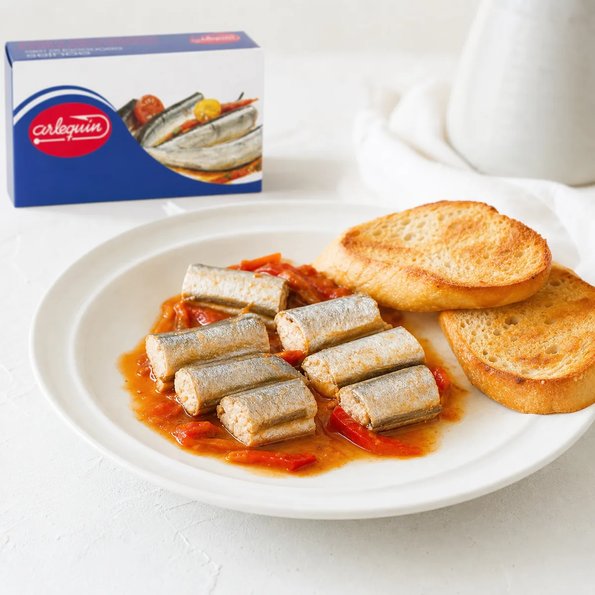 Vėjažuvė raudoname marinate patiekta lėkštėje su skrudinta duona